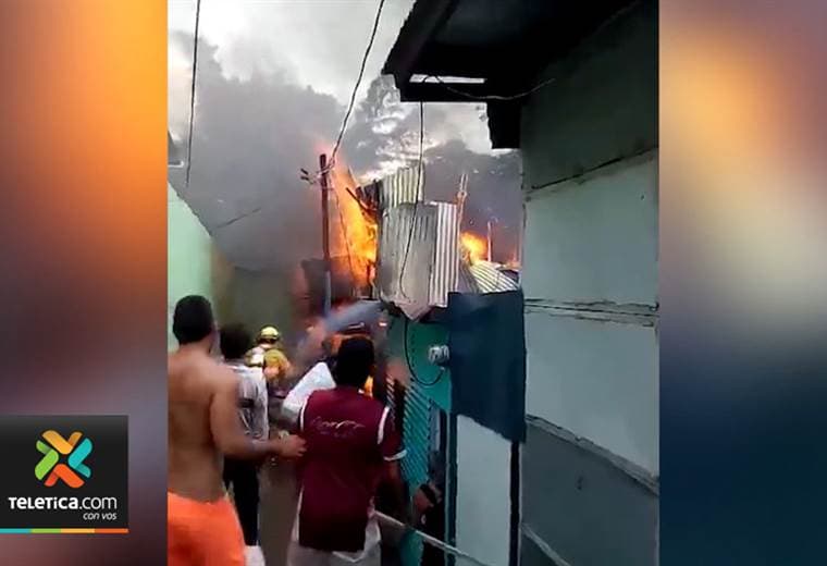 Incendio consume una casa de madera en Cristo Rey