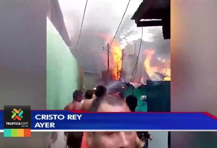 Incendio consume una casa de madera en Cristo Rey