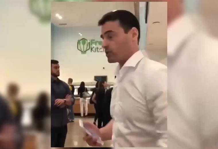Abogado causa indignación en EE.UU. tras insultar a empleados de un restaurante por hablar español