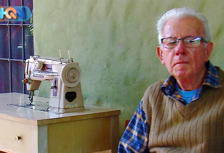 Durante más de 60 años trabajó como sastre en el centro de San Isidro, hoy a los 83 años de edad mantiene viva en su memoria esta profesión y todavía recuerda las filas enormes que se hacían en su local décadas atrás por la cantidad de clientes que tenía.