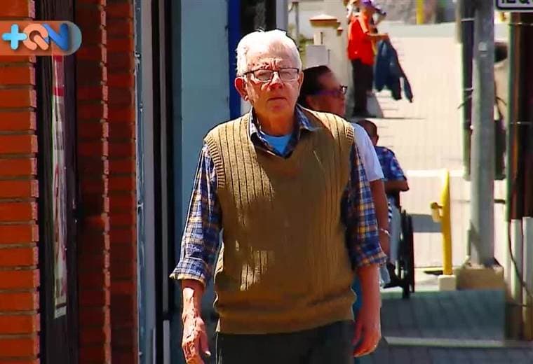 Durante más de 60 años trabajó como sastre en el centro de San Isidro, hoy a los 83 años de edad mantiene viva en su memoria esta profesión y todavía recuerda las filas enormes que se hacían en su local décadas atrás por la cantidad de clientes que tenía.
