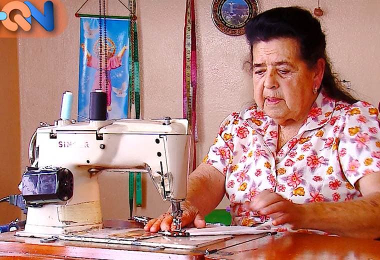  A ella nada se le va y no es para menos, tiene toda la vida de coser.  Por eso es que todas las señoras la buscan para hacer ruedos, para hacer arreglos y cuanto trabajo de telas aparezca. 