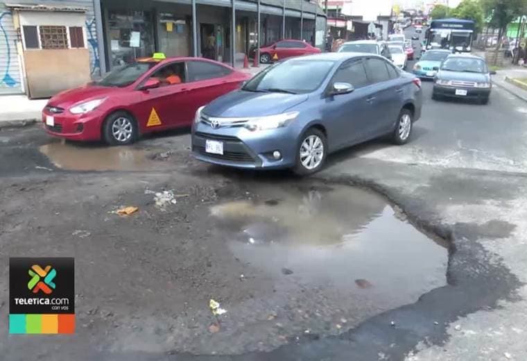 Enorme hueco complica el tránsito en las cercanías del mercado La Coca Cola