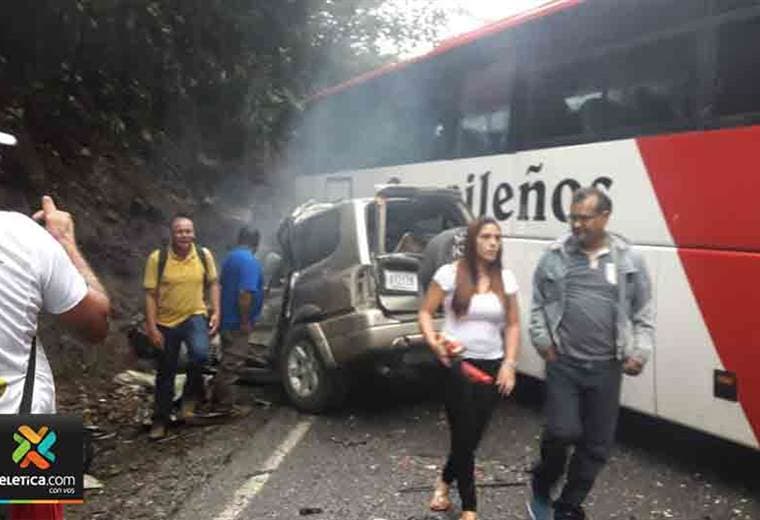 Accidente entre bus y carro en la ruta 32