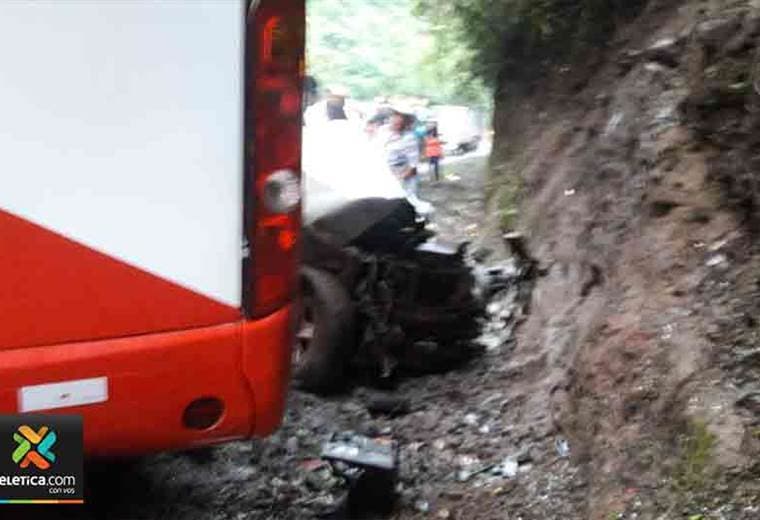 Accidente entre bus y carro en la ruta 32