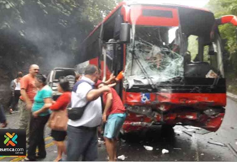 Accidente entre bus y carro en la ruta 32