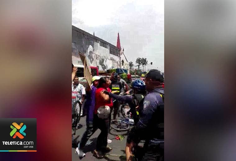 Vendedores ambulantes y policías se enfrentaron en el centro de San José