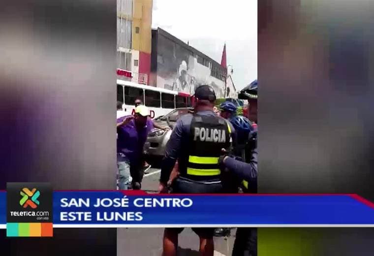 Vendedores ambulantes y policías se enfrentaron en el centro de San José
