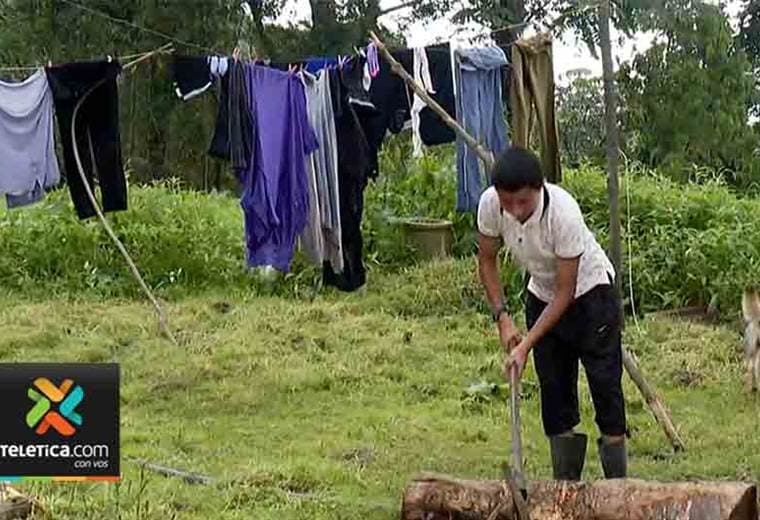 José Armando es un joven que camina cuatro horas para ir al colegio y que necesita de su ayuda