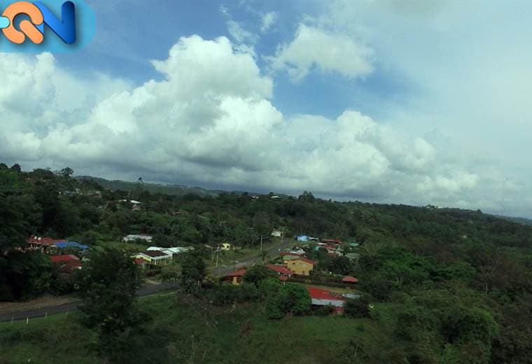 El pueblo de Nuevo Arenal y sus 400 casa que fueron las primeras reubicadas tienen una historia que contar.   Sus habitantes dejaron atrás vidas, espacios, recuerdos, hasta la Iglesia dónde se casaron.   Por eso nos fuimos a conocer cómo ha evolucionado el pueblo y lo más importante, como juntos salieron adelante.