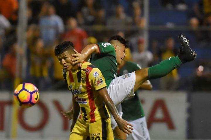 Iván López, volante hondureño del Real España. 