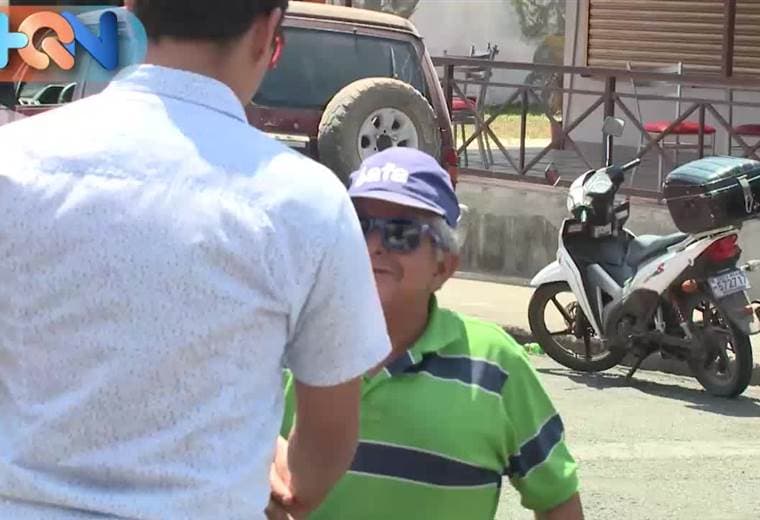 Don Alcides Rodríguez López es uno de esos vecinos en Tilarán al que todos quieren y conocen por su carisma y su labor, pues desde hace muchos años trabaja como lustrador de zapatos.