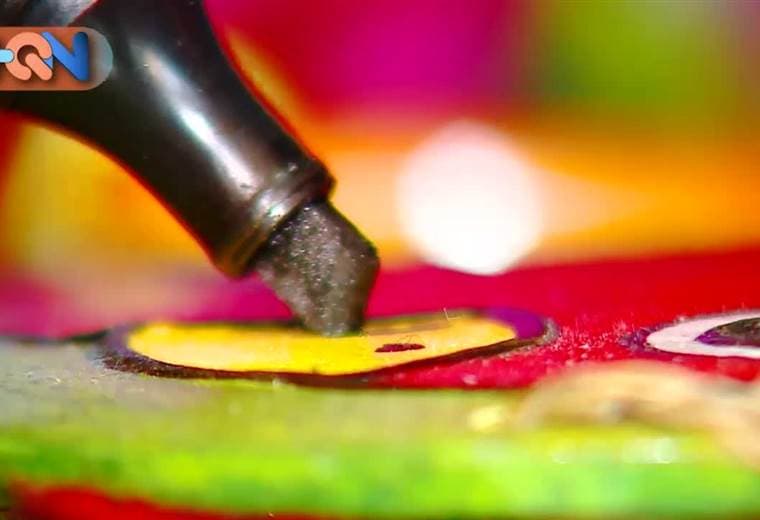 Una hermosa artesanía que muestra paisaje representativo del cantón guanacasteco irá directo a nuestro próximo pueblo puntarenense a visitar.   El presente de esta semana estuvo en manos de doña Doris Murillo, profesora de artes plásticas pensionada de Tilarán. Lo invitamos a conocerlo en el siguiente video.