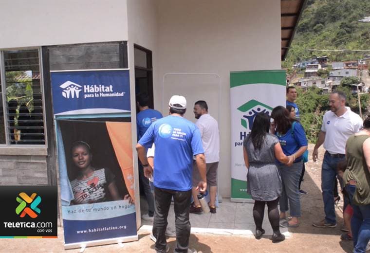 Familia recibió casa elaborada con productos de plástico reciclado
