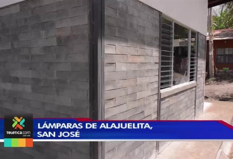 Familia recibió casa elaborada con productos de plástico reciclado
