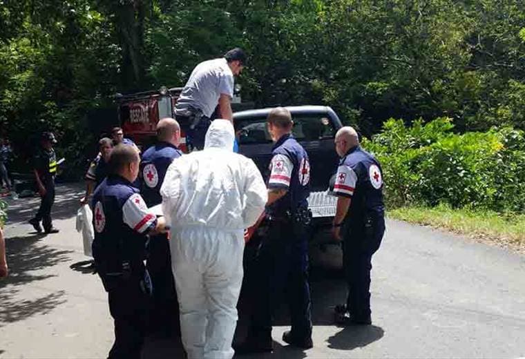 Hombre muere tras caer a con todo y carro a río en Grecia de Alajuela