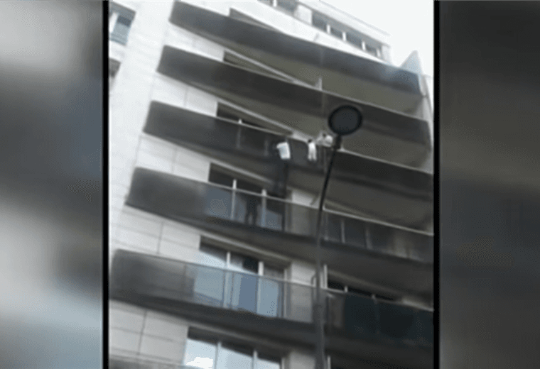 Un joven trepa cuatro pisos para salvar a un niño que estaba colgando de un balcón en París