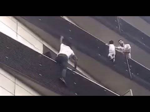 Un joven trepa cuatro pisos para salvar a un niño que estaba colgando de un balcón en París
