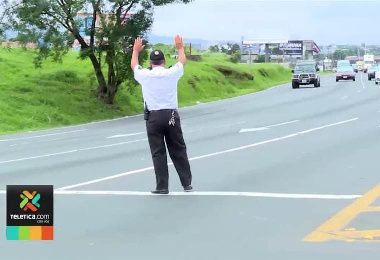 Viajar en carro compartido no lo exime de respetar carril para buses