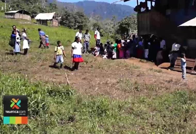 Padre e hija les dan atención médica a indígenas de Talamanca