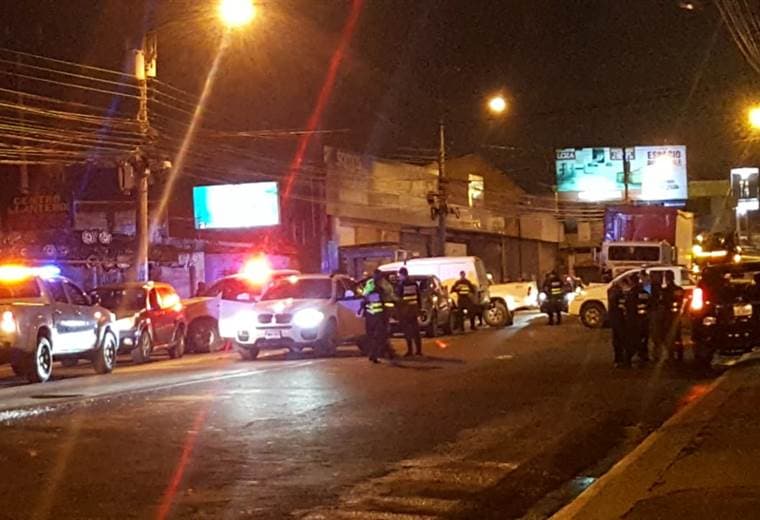 Hombre muere de varios impactos de bala dentro de un vehículo en Calle Blancos