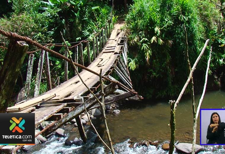 Personas arriesgan sus vidas cada vez que pasan un puente de hamaca entre Coronado y Moravia