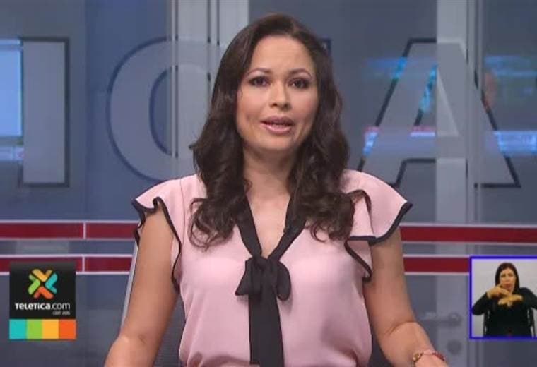 Camión estuvo cerca de caer de puente la noche de este jueves