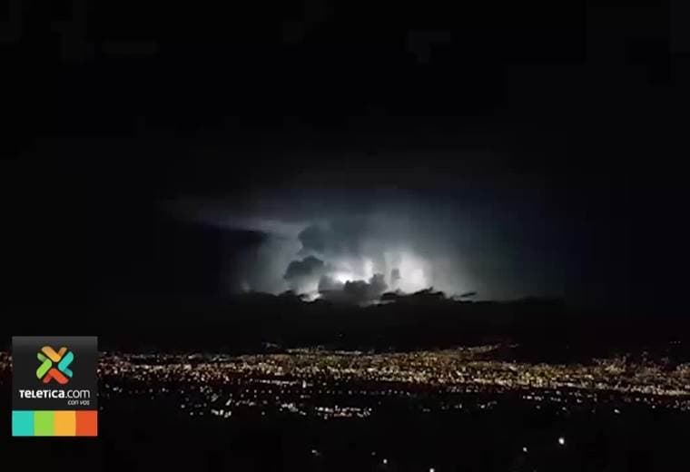 Rayo mata a peón de finca piñera en Pérez Zeledón