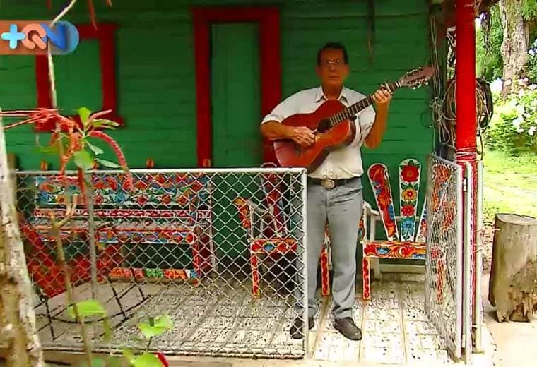 Es bien bandido, imagínese que a sus más de 80 años todavía hace de las suyas en el campo del amor. Vive en Chúcas de Mora, nativo de este cantón y enamorado de la tierra.