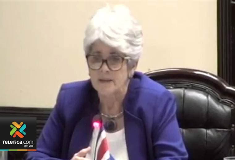 Ministra de Hacienda defiende ante los diputados impuestos a la canasta básica