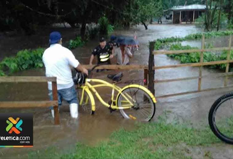 Personas atrapadas, inundaciones y desbordamiento de ríos dejan lluvias de esta tarde en el país