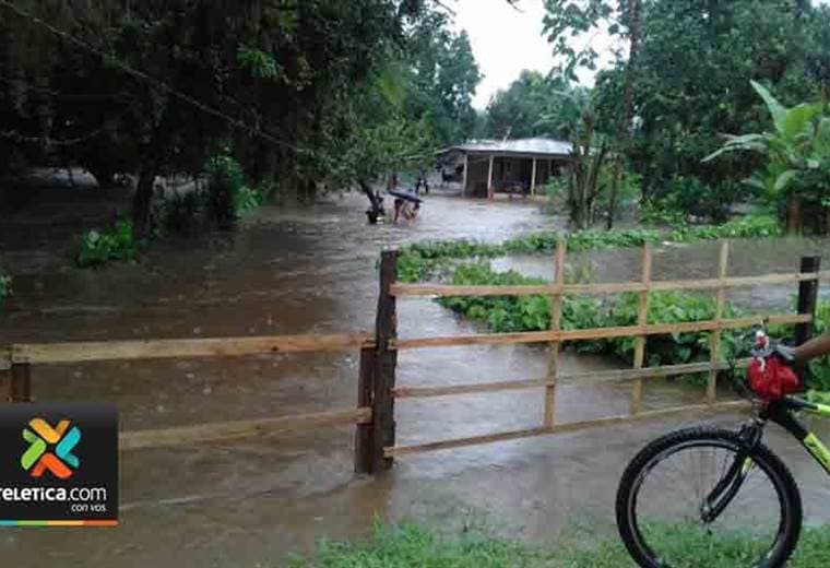 Personas atrapadas, inundaciones y desbordamiento de ríos dejan lluvias de esta tarde en el país