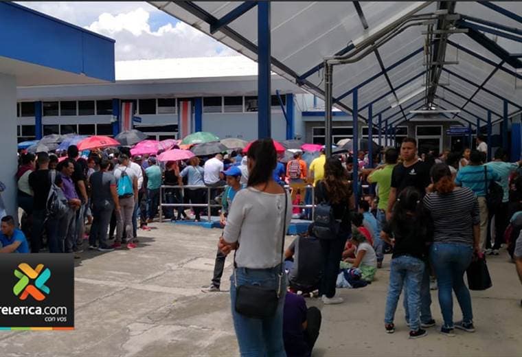 Nicaragüenses acuden a Migración para solicitar refugio