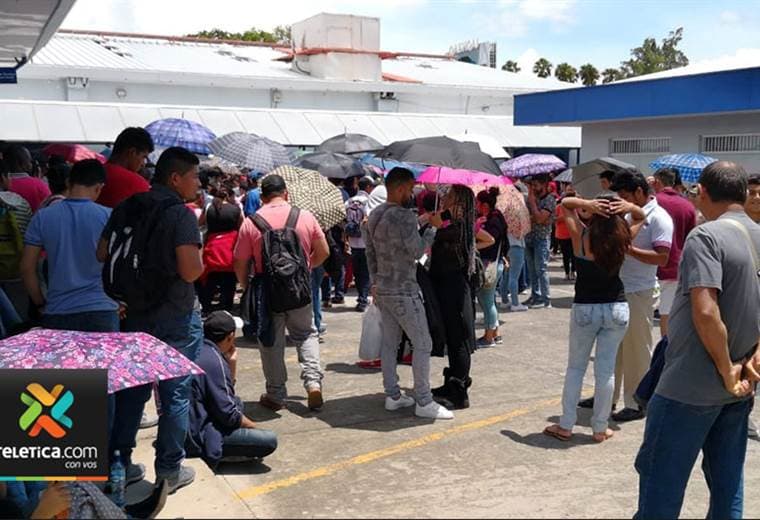 Nicaragüenses acuden a Migración para solicitar refugio