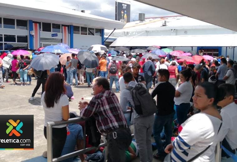 Nicaragüenses acuden a Migración para solicitar refugio