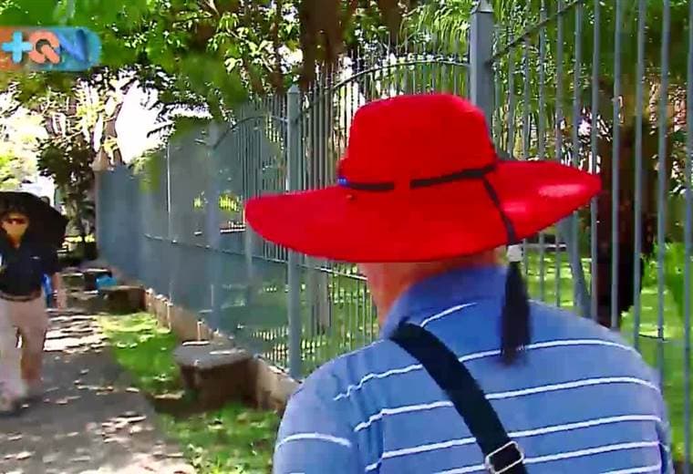 Es uno de los chanceros más simpáticos de este cantón, supera los 50 años y siempre anda en bici. Es común verlo cerca del parque central  con un sombrero gigante muy colorido.     Dice que muchos de los que le han comprado ganaron el premio mayor de la lotería, por ello se le considera como un imán de la buena suerte. ¿Será cierto? Descúbralo en el reportaje.