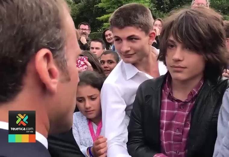 Presidente de Francia regaña a un adolescente que lo llamó con un sobrenombre