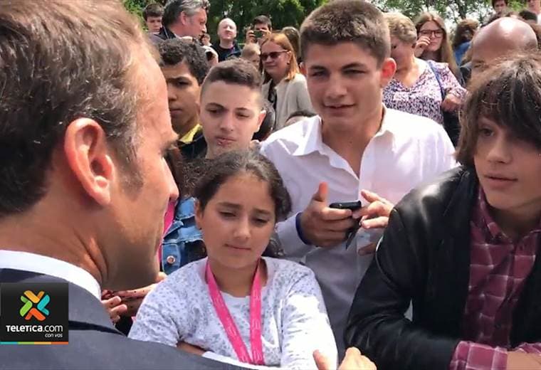 Presidente de Francia regaña a un adolescente que lo llamó con un sobrenombre