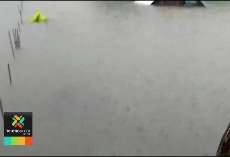 Varias zonas del país están afectadas por inundaciones, caídas de árboles y granizo