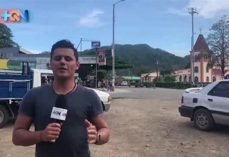 Mauricio Gómez es un emprendedor del pueblo de Jicaral que escogió hace varios años ser recordado por la amabilidad con que atiende a todos en su restaurante TamaGrill y por un platillo que hiciera a todos llenarse de agua la boca.   Fue así como empezó a crear una costilla que lo convirtió en el cocinero más famoso. Tanto así que gente de todas partes del país viaja al menos una vez al año a disfrutar de su platillo estrella.
