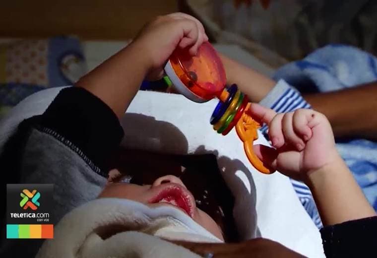 El pequeño gemelo Ezequiel salió del hospital de Niños y está junto a su hermano Samuel