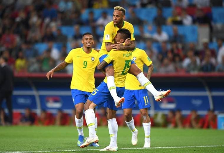Neymar se abraza con su compañero de selección de Brasil, Paulinho.|FIFA.com 