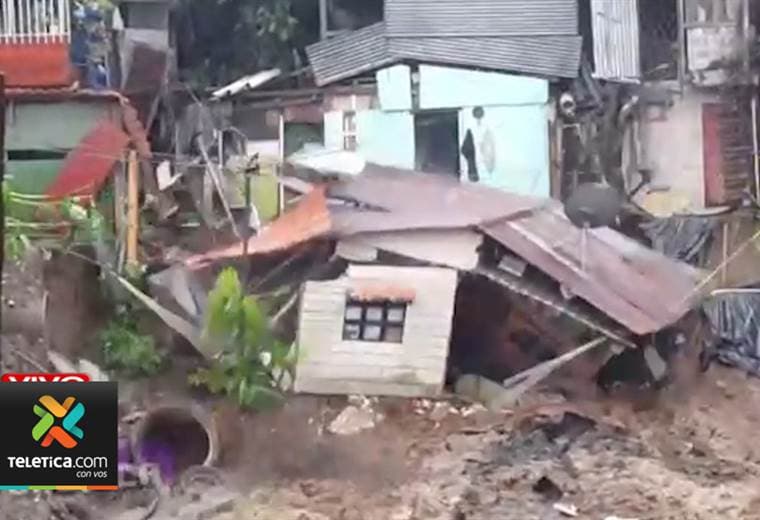 Bomberos atendieron deslizamiento de una vivienda en Desamparados 