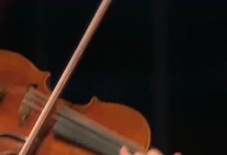Este 08 de julio en el Teatro Melico Salazar a las 6 de la tarde, será la única oportunidad que tendrán los ticos para presenciar este espectáculo de nivel internacional en el país.     Joshua Bell es un señorón del violín y la música clásica, y por otro lado, la Filarmónica Joven de Colombia, no se queda atrás.     El escenario del Melico tuvo que extenderse para los 100 músicos que interpretarán piezas a lo largo de dos horas en este concierto.