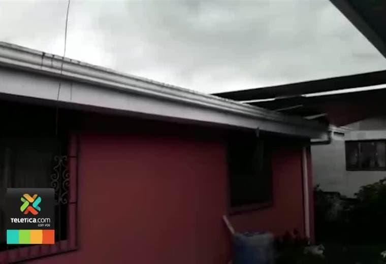 Enorme nube provocó fuertes vientos que destecharon casas y botaron árboles