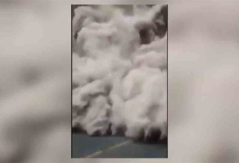 Video muestra momento cuando bomberos son alcanzados por columnas de ceniza en Guatemala