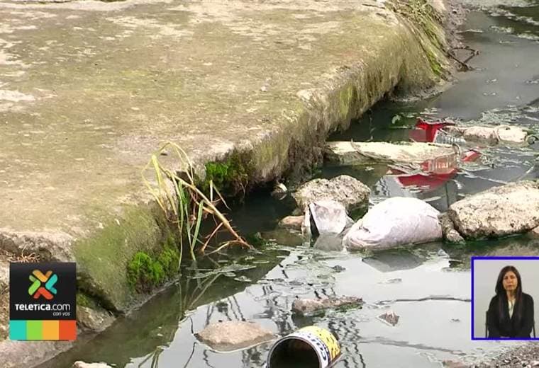 Alcantarillas obstruidas y calles destruidas en Coronado por colocación de tuberías del AyA