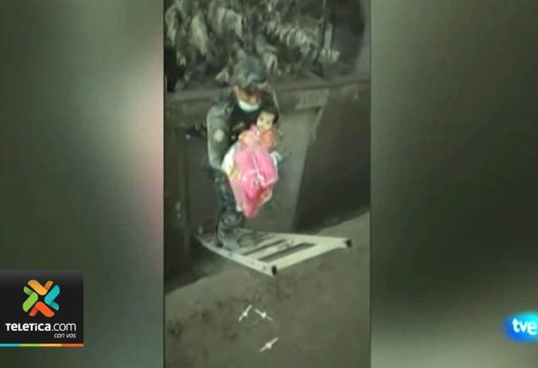 Bebé de pocos meses fue rescatada entre escombros de la que fue su hogar en Guatemala