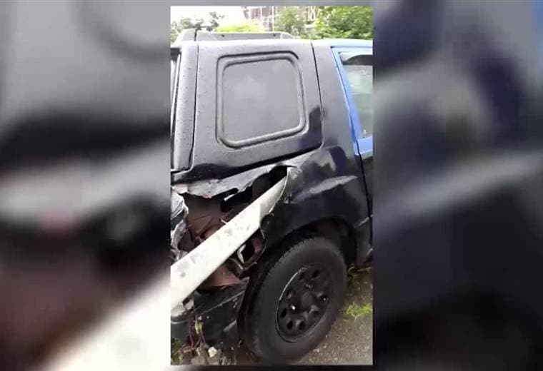 Carro quedó incrustado en baranda de protección en carretera de Quepos