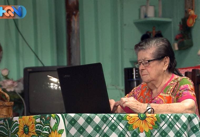 Si bien es cierto en su casa todo nos recuerda el tiempo de antaño, ella escogió no quedarse en el pasado.  Y es así como inicia la historia de doña Aida Luz, una abuelita que escogió volverse la mejor amiga de la tecnología.